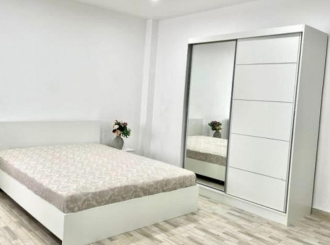Apartament 3 Cam Grand Arena Бухарест Екстер'єр фото